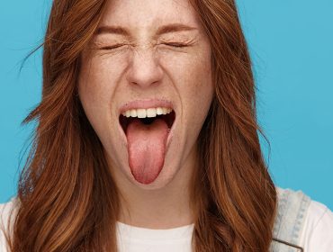 Raspar a língua ao acordar: por que você deveria adotar esse hábito?