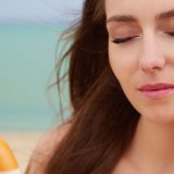 Pele no verão: descubra os 5 cuidados indispensáveis