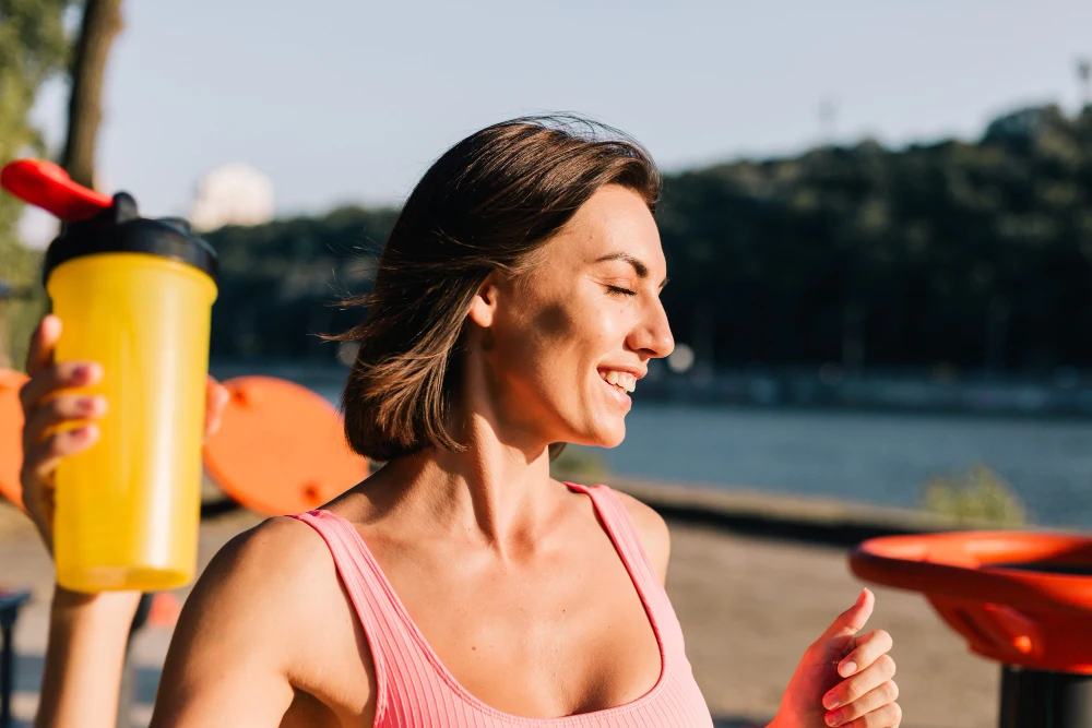 Mulher na luz do sol sorrindo tomando cuidados com a saúde no verão
