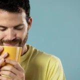4 motivos para adicionar o chá de gengibre com limão na sua rotina